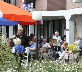 Gezellige voorjaarsmarkt bij woonzorgcentrum Houthaghe Gezellige voorjaarsmarkt bij woonzorgcentrum Houthaghe