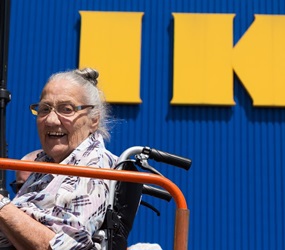 Dagje uit met bewoners naar IKEA is groot succes Dagje uit met bewoners naar IKEA is groot succes