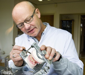 Bezoek van de tandtechnicus bij u in de woonkamer Bezoek van de tandtechnicus bij u in de woonkamer