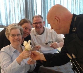 Pierre Wind kookt voor mensen met een dementie Pierre Wind kookt voor mensen met een dementie